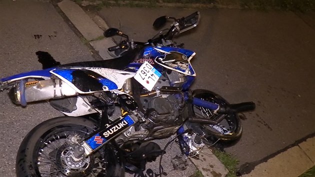 Opilý motocyklista ujížděl v sobotu v Praze policejní hlídce. (22. 6. 2019)