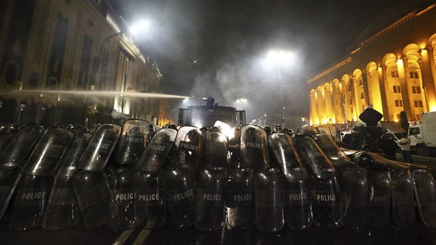 Tisíce naštvaných Gruzínů se snažily vniknout do budovy parlamentu v Tbilisi. (20. června 2019)