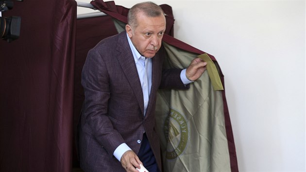 Tureck prezident Recep Tayyip Erdogan vol v istanbulskch volbch. (23. ervna 2019)
