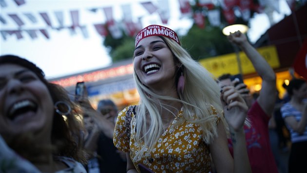 Pznivci Ekrema Imamoglua se raduj z jeho vhry v istanbulskch volbch. (23. ervna 2019)