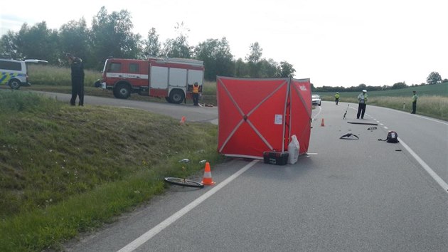 Chlapec na kole vyjížděl z vedlejší silnice u Zbelítova na hlavní a střet se s autem. Nehodu nepřežil.