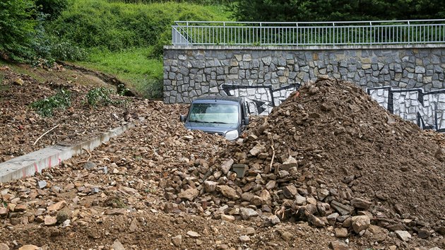 Sesuv půdy po bouřce poničil auto v lokalitě Na Bydžově v Táboře.