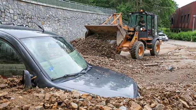 Sesuv půdy po bouřce poničil auto v lokalitě Na Bydžově v Táboře.