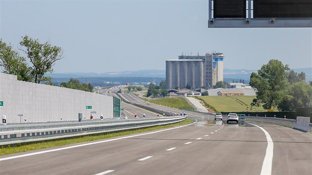 Nový úsek dálnice D3 mezi Bošilcem a Ševětínem měří přes osm kilometrů. Slavnostní přestřižení pásky.