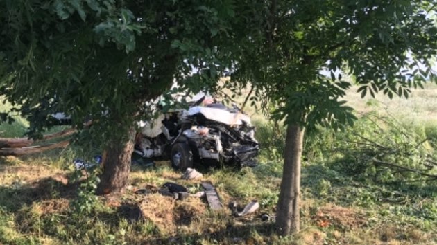 Řidič dodávky vyjel u Děbolína ze silnice a narazil do stromu. Spolujezdkyně nehodu nepřežila.