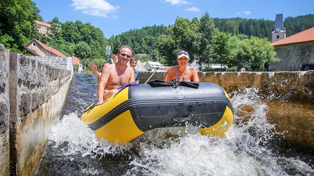 V Romberku nad Vltavou ek vodci zpesten v podob jezu.