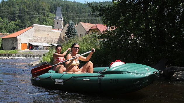 V Romberku nad Vltavou ek vodci zpesten v podob jezu.