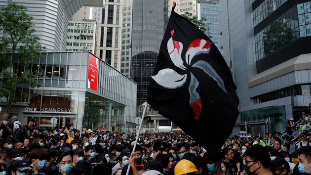 Demonstrant mv ernou verz hongkongsk vlajky.