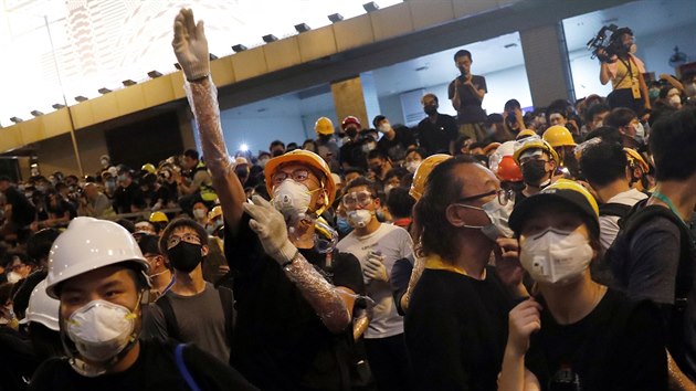 Demonstranti protestuj ped sdlem policejnch sloek v Hongkongu.