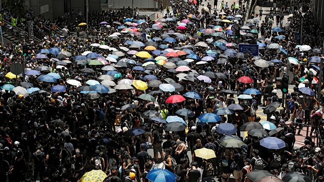 Destky tisc lid pily v Hongkongu na dal protest proti zkonu o vydvn podezelch osob do ny. daj odstoupen sprvkyn Hongkongu a zruen plnu na prosazen zkona, kter bylo zatm jen odloeno.