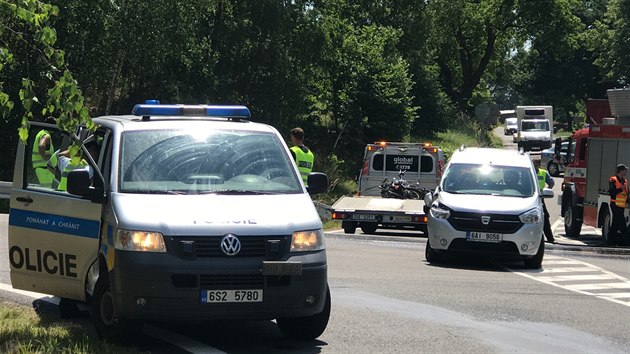 Policie vyetuje nehodu na Beneovsku, pi n se srazil motork s osobnm autem.