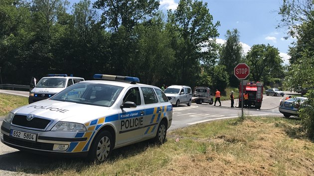 Policie vyšetřuje nehodu na Benešovsku, při níž se srazil motorkář s osobním autem.