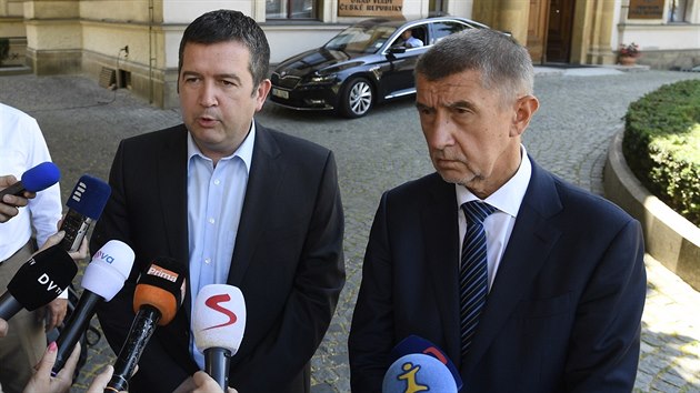Premiér a šéf ANO Andrej Babiš a předseda ČSSD Jan Hamáček po jednání na Úřadu vlády odpovídají novinářům.