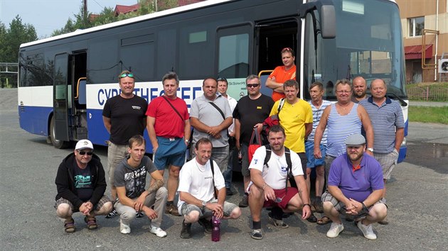 Skupina řidičů má za úkol překonat s autobusy Iveco dlouhou cestu na východ Ruska.