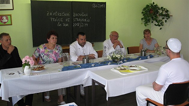 Komise složená z kantorů a profesionálních kuchařů hodnotí menu jednoho z vězňů. Václav Šmerda druhý zprava.