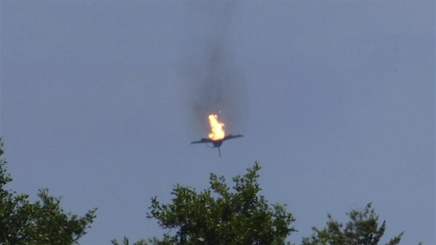 Hořící letoun Eurofighter padá k zemi. (24. června 2019)