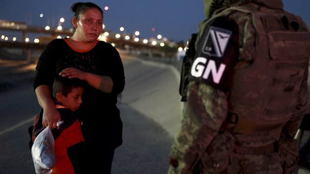 Příslušníci mexických ozbrojených sil hlídkují na mexicko-americké hranici u města Ciudad Juárez, odkud migranti pronikají do Texasu. (24. června 2019)