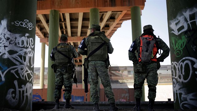 Příslušníci mexických ozbrojených sil hlídkují na mexicko-americké hranici u města Ciudad Juárez, odkud migranti pronikají do Texasu. (24.6.2019)