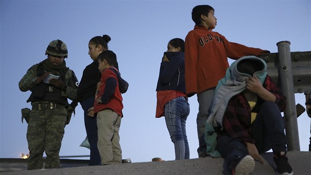 Pslunci mexickch ozbrojench sil hldkuj na mexicko-americk hranici u msta Ciudad Jurez, odkud migranti pronikaj do Texasu. (24. ervna 2019)