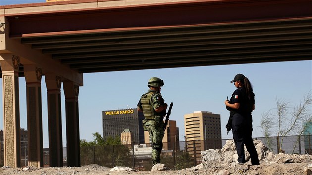 Pslunci mexickch ozbrojench sil hldkuj na mexicko-americk hranici u msta Ciudad Jurez, odkud migranti pronikaj do Texasu. (24. ervna 2019)
