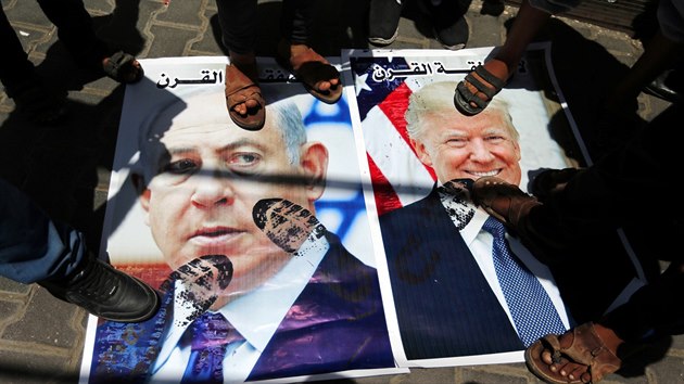 Palestinci v Gaze lapou na podobizny ldr USA a Izraele bhem protestu proti konferenci o izraelsko-palestinskm mru v metropoli Bahrajnu Manm. (25. ervna 2019)
