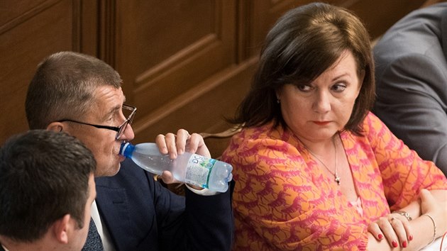 Hlasování o důvěře vládě - Premiér Andrej Babiš se občerstvuje, ministryně financí Alena Schillerová pozorně poslouchá (26.6.2019).