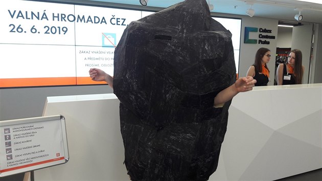 Aktivistka Greenpeace v kostýmu uhlí se jako minoritní akcionářka energetické firmy ČEZ pokouší o vstup na valnou hromadu ČEZ, která se konala 26. června 2019 v Praze.