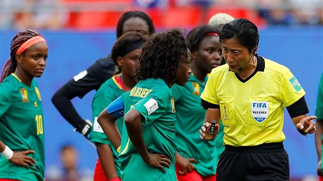 nsk sud Qin Liangov vysvtluje kamerunsk fotbalistce Gabrielle Aboudi Ongueneov rozhodnut bhem osmifinle MS proti Anglii.