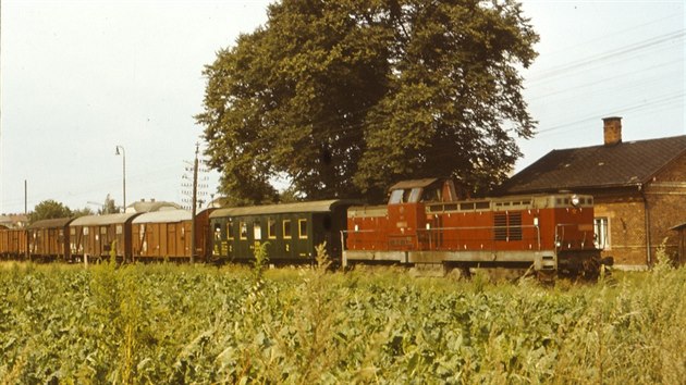 Historický snímek vlakového provozu v Tovačově zhruba z roku 1976.