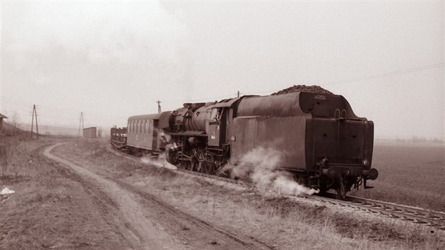 Historický snímek vlakového provozu u Tovačova z roku 1972.