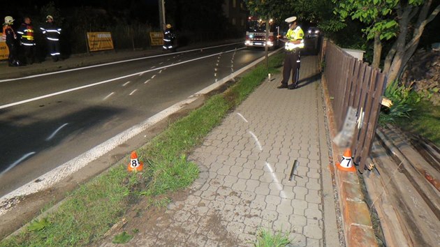 Snmky z nehody v Bludov na umpersku, kdy opil idi nad rnem smykem prorazil plot u rodinnho domu a auto otoil na stechu. (21. ervna 2019)