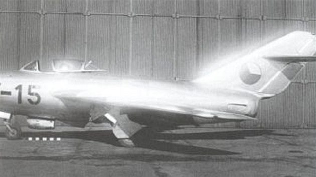 MiG-15T. Pod kabinou je vidt souást vleného zaízení.