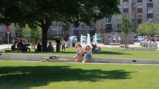 Při současných vedrech děti skotačí u fontán a potůčku, který přes brodské Smetanovo náměstí vede. Ne všichni ve městě to však kvitují.