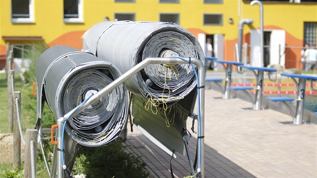 Aby na oblbenm koupaliti v Lukch nad Jihlavou vydrela teploty vody i pes noc, zakrvaj velk bazn vdy po skonen dennho provozu speciln termoizolan fli. Prvn zkuenosti s leton novinkou naznauj, e systm skuten funguje.