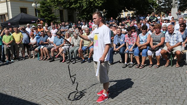 Prezident Miloš Zeman na besedě s občany Humpolce při své oficiální návštěvě Vysočiny. Několik stovek převážně starších lidí bavily jeho bonmoty. Jeden z jeho mladých příznivců mu daroval originální věšák na sako.