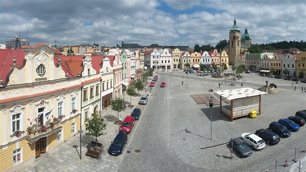 Havlkovo nmst v Havlkov Brod. Zcela vlevo je radnice, v pozad kostel Nanebevzet Panny Marie.