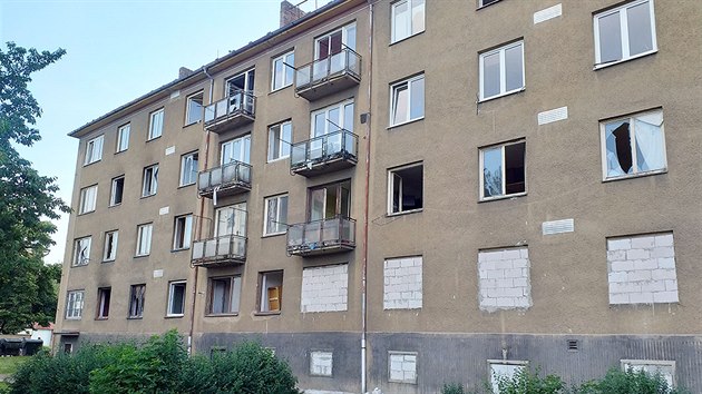 Vybydlen dm v jirkovsk ulici Fr. Schmieda. Investor nechal minul tden zazdt oknka ve sklepch a tak okna v pzemnch bytech.