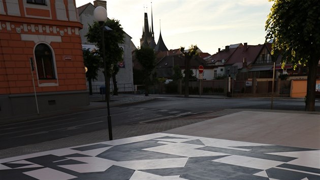 Plocha ped vstupem do lounskho divadla se promnila v uniktn umleck dlo. Piazzetta m podobu ernobl kompozice, kterou na pelomu let 1962 a 1963 vytvoil svtov uznvan mal a lounsk rodk Zdenk Skora na protiporn oponu tho divadla.