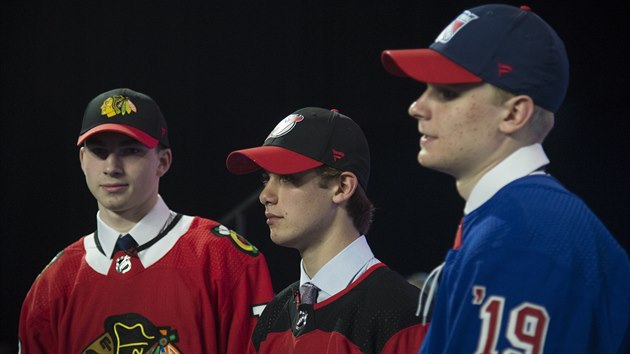 Ti nejve postaven hokejist draftu NHL 2019: (zleva) trojka Kirby Dach, jednika Jack Hughes a dvojka Kaapo Kakko.
