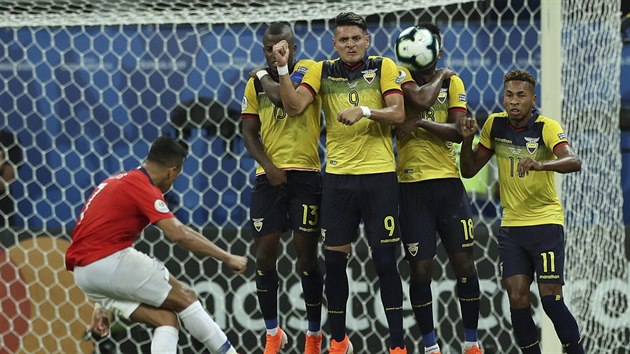 Chilan Alexis Snchez krout m pes ekvdorskou te v utkn turnaje Copa Amrica.