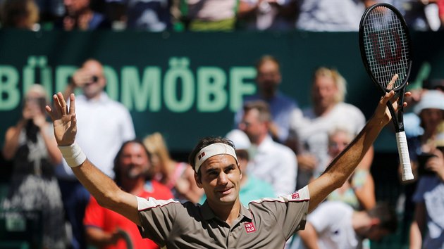 Roger Federer slav triumf na turnaji v Halle.