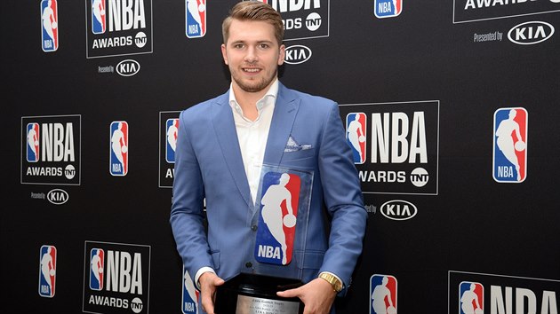 Luka Doni s cenou pro nejlepho novka NBA.