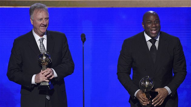 Larry Bird (vlevo) a Magic Johnson pevzali cenu za celoivotn vkony v NBA.