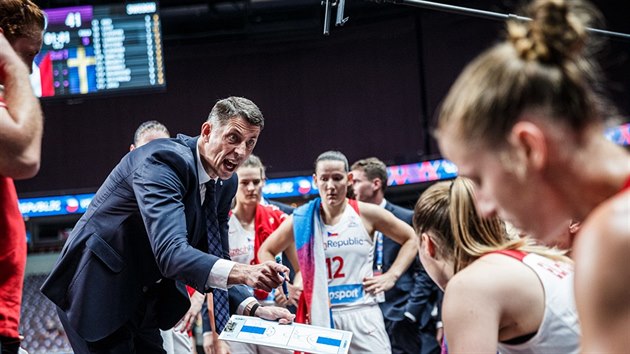 Trenr eskch basketbalistek tefan Svitek na evropskm ampiontu.