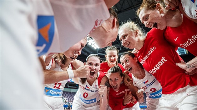 Radost eskch basketbalistek na evropskm ampiontu po vtzstv nad vdskem.