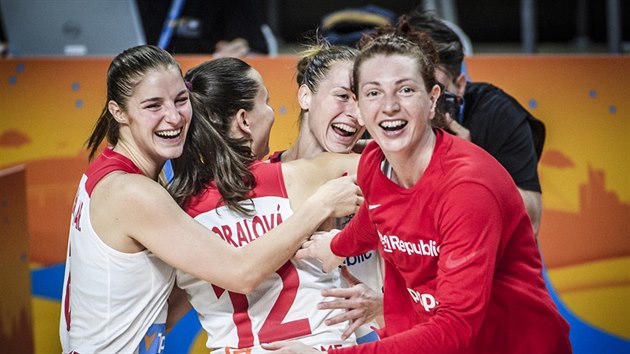 Radost eskch basketbalistek Karolny Elhotov, Terezy Vyoralov, Kateiny Elhotov a Terezy Krakoviov (zleva) na evropskm ampiontu po vtzstv nad vdskem.