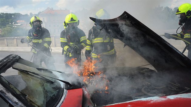 Prat hasii zasahovali u poru historickho vozu na Mnesov most. (21. ervna 2019)