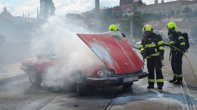 Prat hasii zasahovali u poru historickho vozu na Mnesov most. (21. ervna 2019)