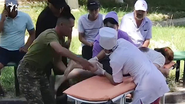 Snmky z videa Rdia Svobodn Evropa ukazuj zasahujc nemocnin personl po explozch muninch skladech na jihu Kazachstnu. (24. 6. 2019)