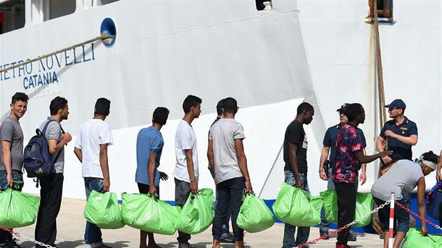 Migranti ekaj v Lampeduse na pevoz do kontinentln Itlie. (24. ervna 2019)